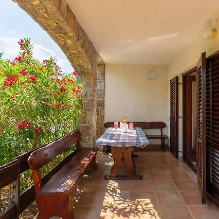 Apartment 2 Bedroom Lovely Apartment In Pinezici Pinezici (Krk)