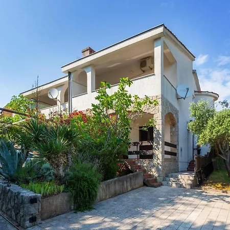2 Bedroom Lovely Apartment In Pinezici *