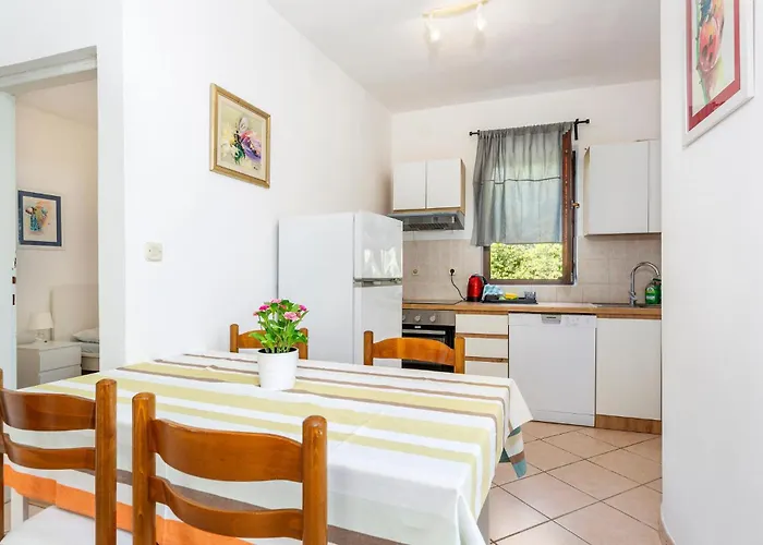 2 Bedroom Lovely Apartment In Pinezici Apartman *