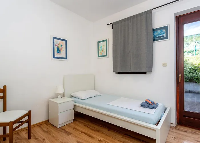 2 Bedroom Lovely Apartment In Pinezici Apartman