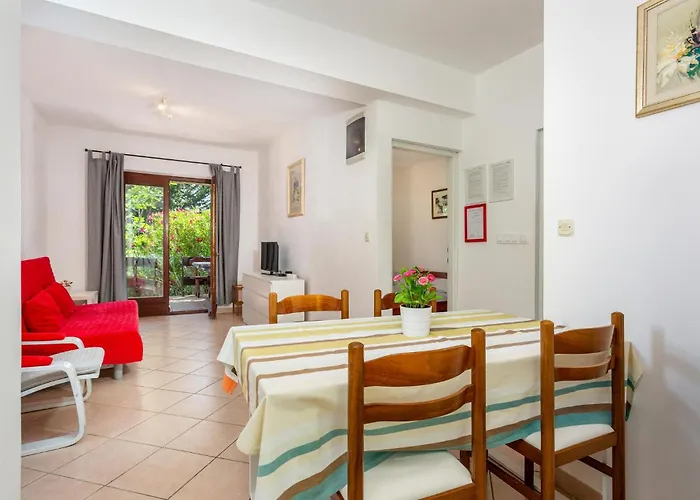 2 Bedroom Lovely Apartment In Pinezici Apartman