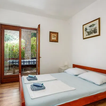 2 Bedroom Lovely Apartment In Pinezici Apartman