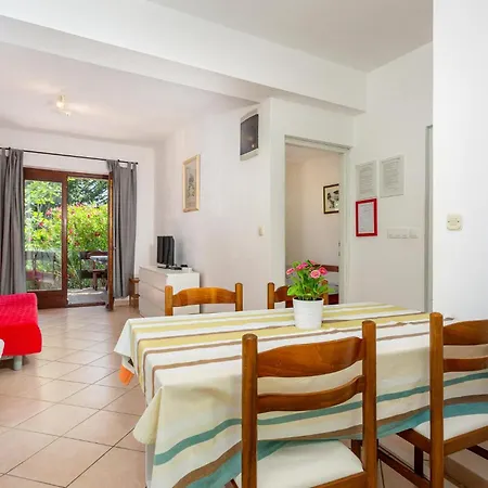 2 Bedroom Lovely Apartment In Pinezici Apartman